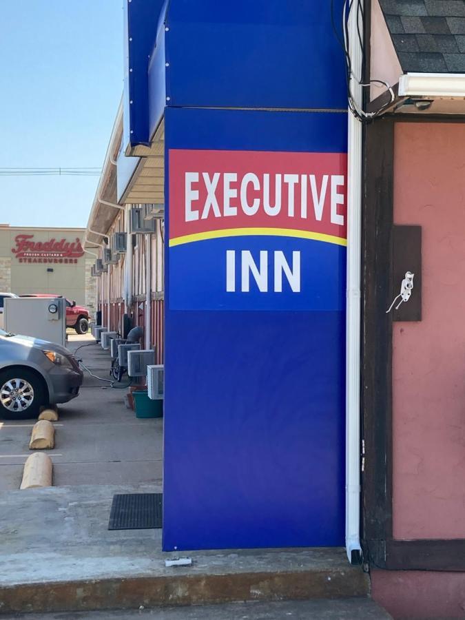 Executive Inn McPherson Exterior photo